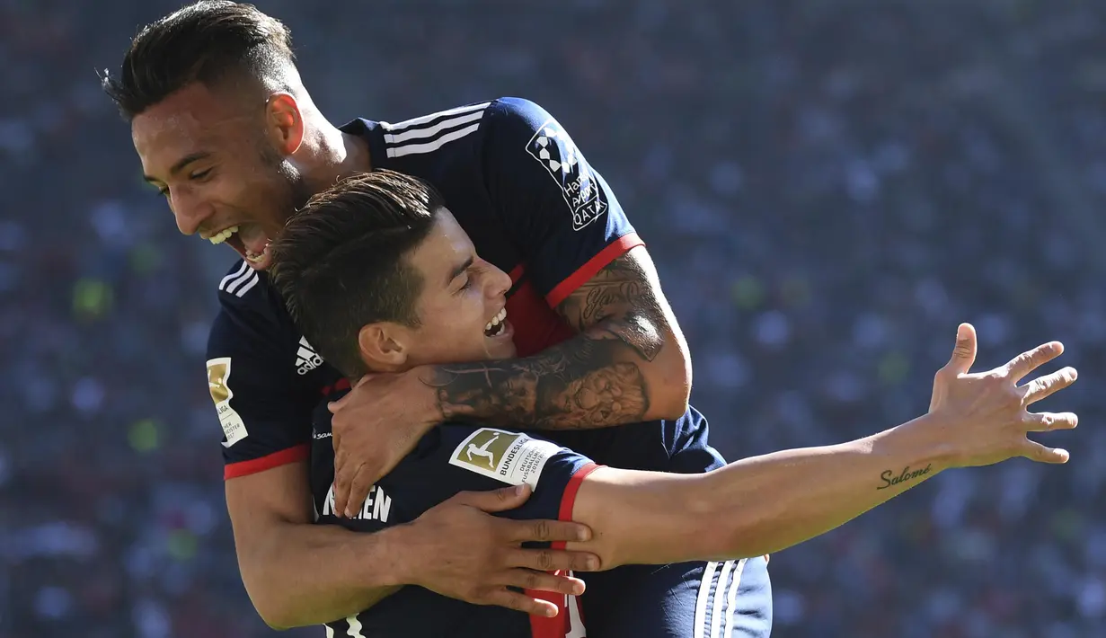 Pemain Bayern Munchen Corentin Tolisso dan James Rodriguez merayakan gol ke gawang FC Augsburg pada laga Bundesliga di WWK Arena, Augsburg, Sabtu (7/4/2018). Bayern Munchen menang 4-1 atas FC Augsburg. (AP/Sven Hoppe)