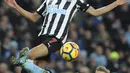 Pemain Manchester City, Oleksandr Zinchenko menghalau bola dari kaki pemain Newcastle, Jacob Murphy (kiri) pada laga Premier League di Etihad Stadium, Manchester, (20/1/2018). Manchester City menang 3-1. (AP/Rui Vieira)