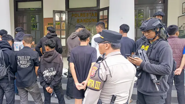 25 orang pelajar SMP dan SMA yang tergabung dalam sejumlah kelompok berandalan bermotor ditangkap Polrestabes Bandung.