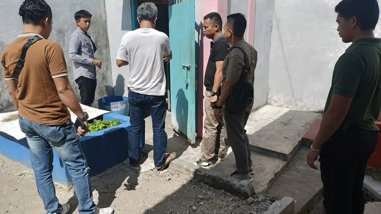 Proses olah TKP narapidana kabur di Rutan Kelas IIB Krui. Foto : (Istimewa).