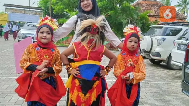 Murid Sekolah Dasar Bersama Guru. (Rabu, 22/02/2023). (Yandhi Deslatama/Liputan6.com).