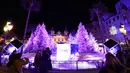 Orang-orang mengunjungi lampu dan dekorasi untuk menyambut Natal yang dipajang di depan Kasino Monte-Carlo di Monako pada 7 Desember 2018. (Photo by VALERY HACHE / AFP)