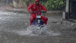 Hujan monsun tahunan India menyelimuti seluruh negeri pada hari Minggu, enam hari lebih awal dari biasanya, kata kantor cuaca yang dikelola negara, tetapi total hujan masih 10% di bawah rata-rata musim ini. (AP Photo/Rafiq Maqbool)