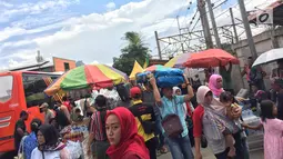 Pedagang berjualan di sepanjang jalan di depan Stasiun Tanah Abang, Jakarta, Jumat (22/12). Terkait penataan PKL, Pemprov DKI Jakarta mulai menutup sepanjang jalan di depan Stasiun Tanah Abang pukul 08.00-18.00 WIB. (Liputan6.com/Immanuel Antonius)