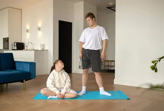 pendekatan body neutrality bisa menjadi jalan tengah yang lebih sehat. Alih-alih menekankan bahwa anak harus selalu mencintai penampilannya, konsep ini mengajak anak untuk menghargai tubuh dari apa yang bisa dilakukan, bukan sekadar bagaimana terlihat. (foto/dok: freepik)