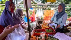 Seorang pedagang menyiapkan pesanan pelanggan di sebuah kios di pasar tradisional di Jakarta pada Rabu 3 Juni 2026. (BAY ISMOYO/AFP)