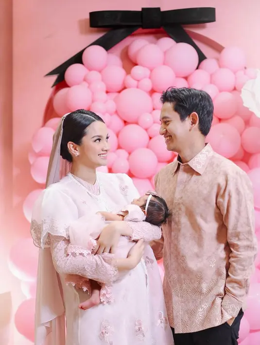 Mulai dari dekorasi hingga outfit, Belva Devara dan Sabrina Anggraini memilih warna merah muda yang lembut dan manis untuk acara Tasyakuran Aqiqah anak pertama mereka, Baby Launa. [Foto: Instagram/sabrinaanggraini]
