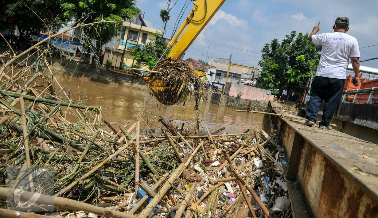 Sampah memenuhi aliran sungai di jembatan Kampung Melayu, Jatinegara, Jakarta Timur, Minggu (3/4/2016). Pembongkaran jembatan Rawajati Kalibata berimbas menumpukannya sampah di jembatan Kampung Melayu. (Liputan6.com/Yoppy Renato)