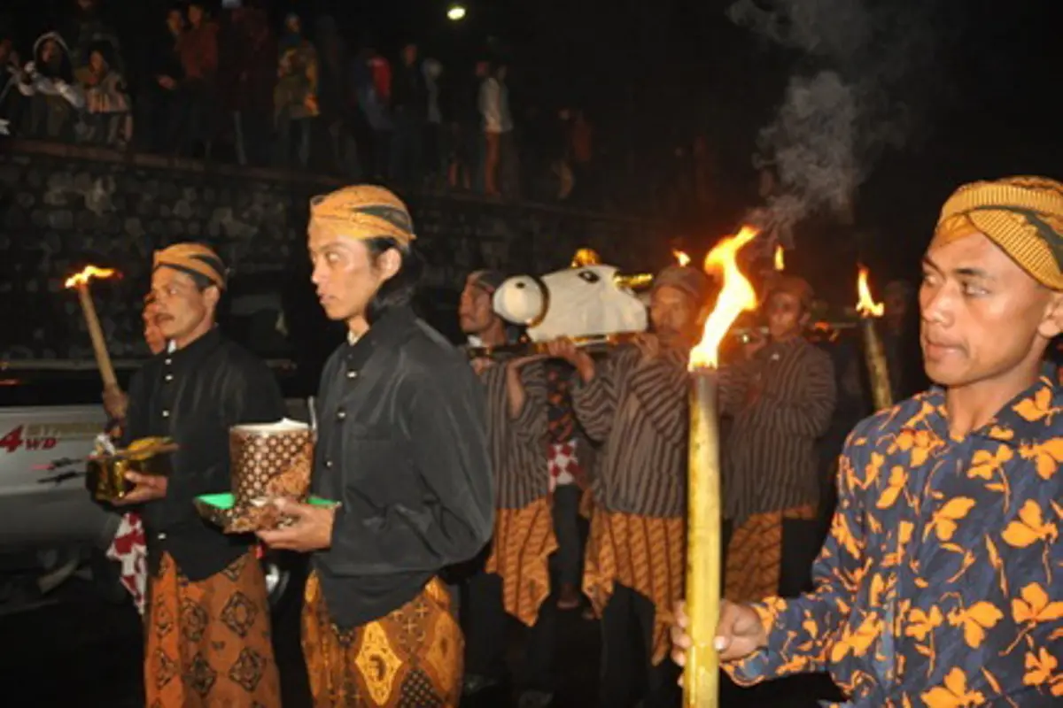 Rituas Larang Sesaji dan Kepala Kerbau