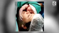 Sebuah video mengharukan menangkap momen bayi yang baru lahir langsung memeluk dan mencium sang Ibu.