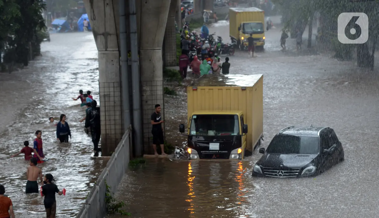 Sejumlah kendaraan terendam banjir di Jalan Kapten Tendean, Jakarta, Sabtu (20/2/2021). Banjir yang disebabkan curah hujan tinggi memutus akses lalu lintas di Jalan Kapten Tendean. (merdeka.com/Imam Buhori)