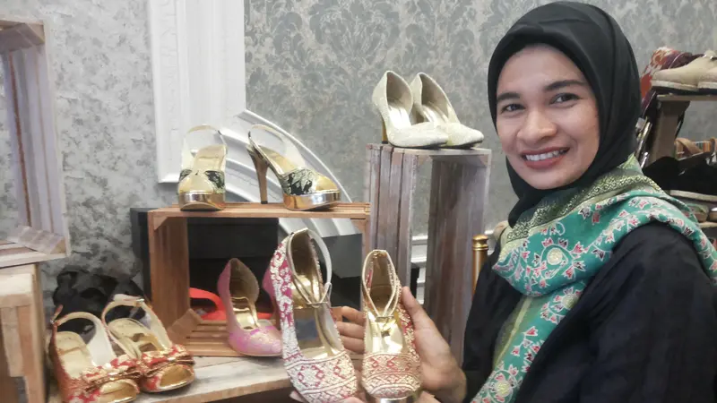 Sepatu SCHU by Nadina Salim menggunakan bahan kain songket khas Palembang (Liputan6.com/Nefri Inge)