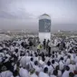 Jemaah haji berkumpul di puncak bukit berbatu yang dikenal sebagai Gunung Rahmat di Dataran Arafah saat menunaikan ibadah haji dekat Kota Suci Makkah, Arab Saudi, Selasa (27/6/2023). Sekitar dua juta orang berkumpul di Arafah untuk melaksanakan puncak ibadah haji yakni wukuf di Arafah. (AP Photo/Amr Nabil)