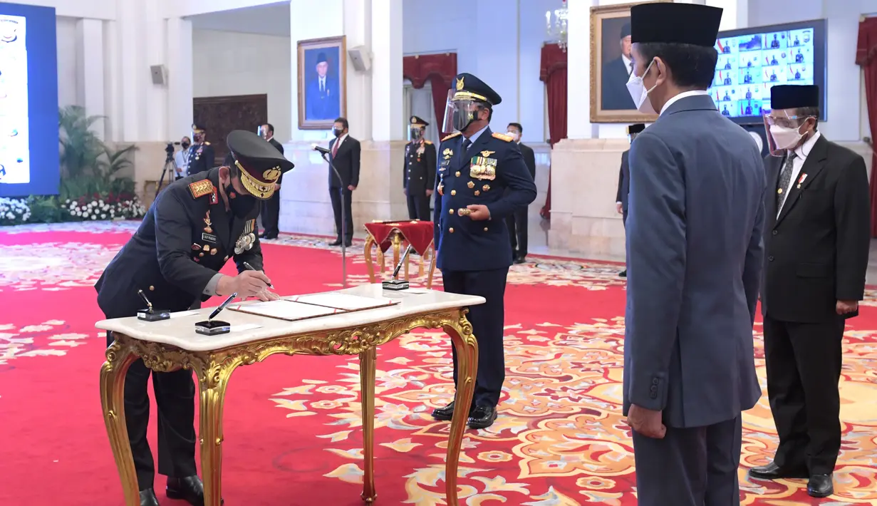 Kapolri Jenderal Pol Listyo Sigit Prabowo (kiri) menandatangani berita acara pelantikan disaksikan Presiden Joko Widodo di Istana Negara, Jakarta, Rabu (27/1/2021). Listyo Sigit dilantik menjadi Kapolri menggantikan Idham Azis yang memasuki masa pensiun. (Krishadiyanto - Biro Pers Setpres)