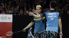 Ganda putra Indonesia, Kevin Sanjaya / Marcus Gideon, merayakan kemenangan atas rekan senegaranya pada Indonesia Masters 2019 di Istora Senayan, Jakarta, Rabu (23/1). Kevin / Marcus lolos ke semifinal. (Bola.com/Yoppy Renato)