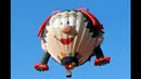 Tampak balon udara berbentuk Miss Daisy terbang selama Filipina International Hot Air Balloon Fiesta, Manila, Kamis (12/2/2015. (Reuters / Erik De Castro)