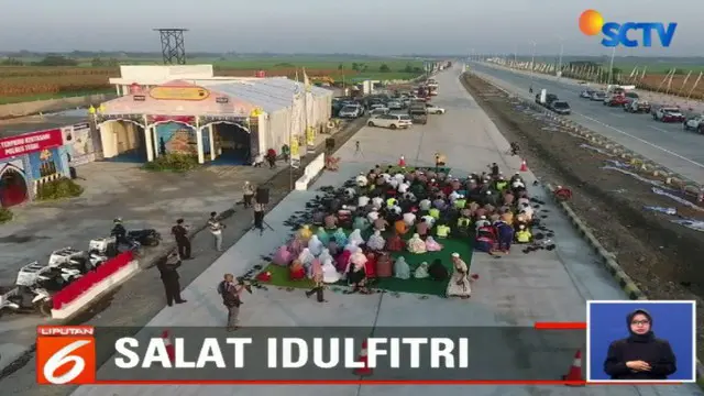 Pemudik Salat Id di Pinggir Jalan Tol Fungsional Kertasari