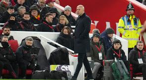 Arne Slot memantau skuad Liverpool di laga kontra Sunderland di pekan ke-14 Premier League 2025/2026 di Anfield, Kamis (04/12/2025). (AP Photo/Jon Super)