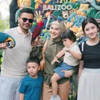 Potret Irish Bella dan Haldy Sabri Ajak Anak Liburan di Bali. (instagram/_irishbella_)