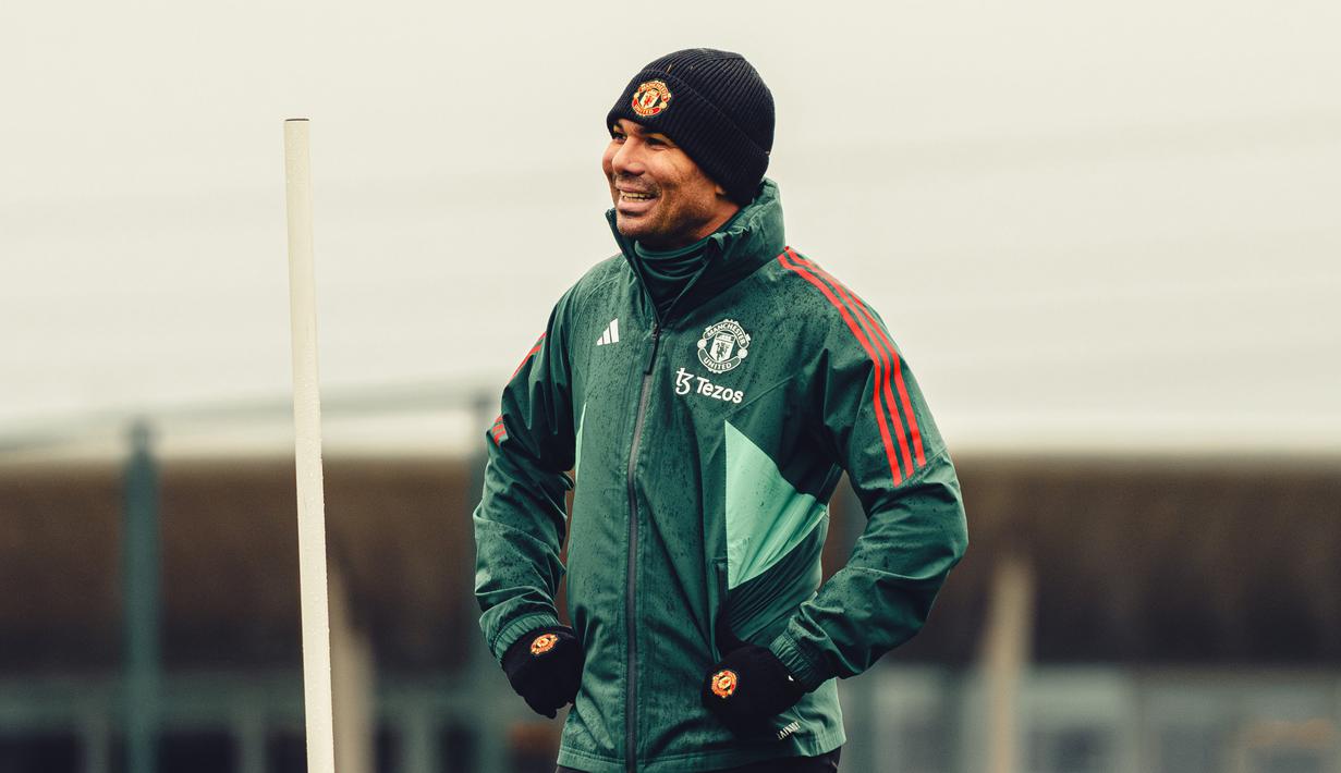 Gelandang bertahan MU yang masih diterpa cedera, Casemiro, hadir dalam sesi latihan yang berlangsung di Carrington, Manchester, Selasa (12/12/2023) dini hari WIB. (X/Manchester United)