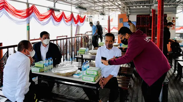 Jokowi diagendakan membagikan Surat Keputusan (SK) Hutan Sosial, SK Tanah Objek Reforma Agraria (TORA), hingga Sertifikat Tanah untuk masyarakat setempat.