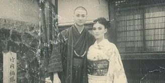 Berada di Jepang tentu tidak menyia nyiakan kesempatan mengenakan baju tradisionalnya. Agnez pun mengenakan baju kimono lengkap dengan obi dan tatanan rambutnya. Begitupun dengan sang kekasih mengenakan yang juga mengenakan kimono khas pria Jepang. [@agnezmo]