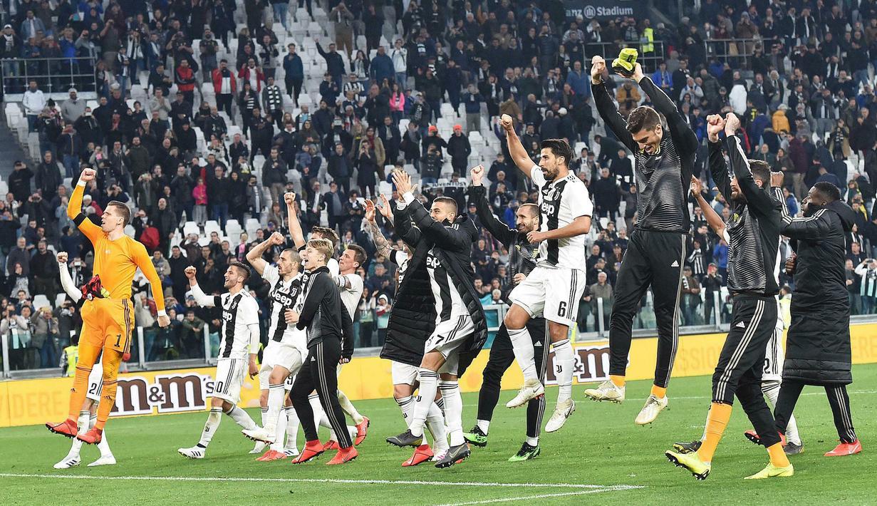Para pemain Juventus merayakan kemenangan atas AC Milan pada laga Serie A di Stadion Allianz, Turin, Sabtu (6/4). Juventus menang 2-1 atas AC Milan. (AP/Andrea Di Marco)