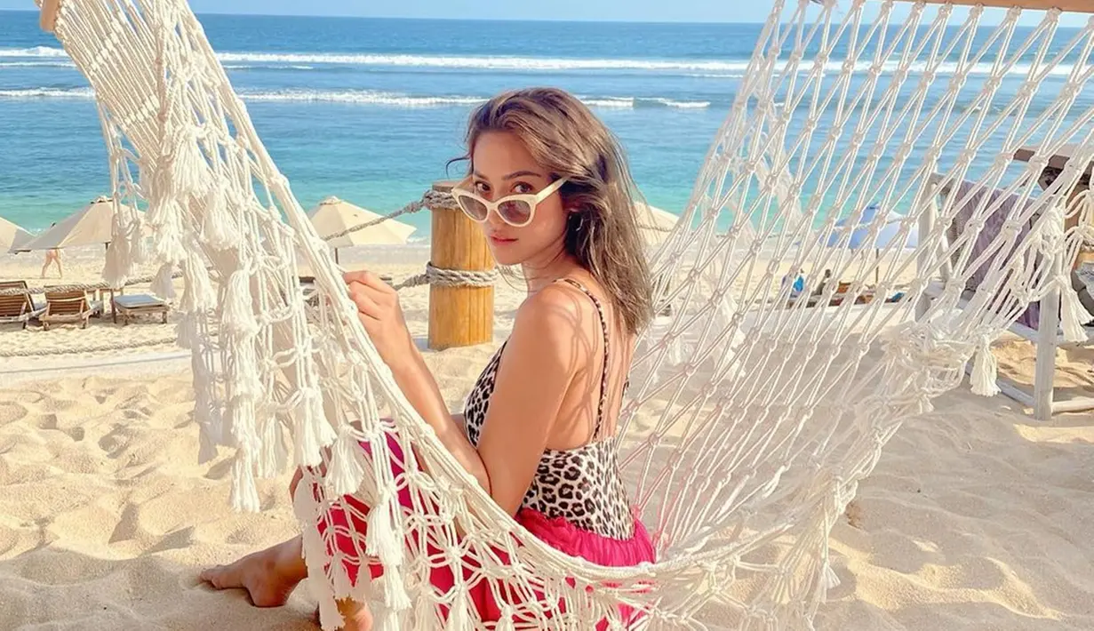 Artis sekaligus model ini memang sangat menyukai liburan di pantai. Tinggal di Bali, kini Jessica Iskandar pun dapat dengan leluasa menjelajahi berbagai pantai indah di sana. Meski mengenakan busana santai, ia tetap memesona. (Liputan6.com/IG/@inijedar)