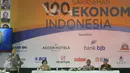 Presiden Jokowi disaksikan Menkeu Sri Mulyani Indrawati (kedua kiri) dan Menko Perekonomian Darmin Nasution (tengah) menyampaikan paparan dalam pembukaan acara Sarasehan 100 Ekonom Indonesia di Jakarta, Selasa (6/12). (Liputan6.com/Angga Yuniar)