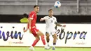 Bek Timnas Indonesia, Dean Ruben James (kanan) saat mengecoh pemain Lebanon pada laga FIFA Matchday yang berlangsung di Stadion Gelora Bung Tomo, Surabaya, Senin (8/9/2025) malam WIB. (Bola.com/Abdul Aziz)