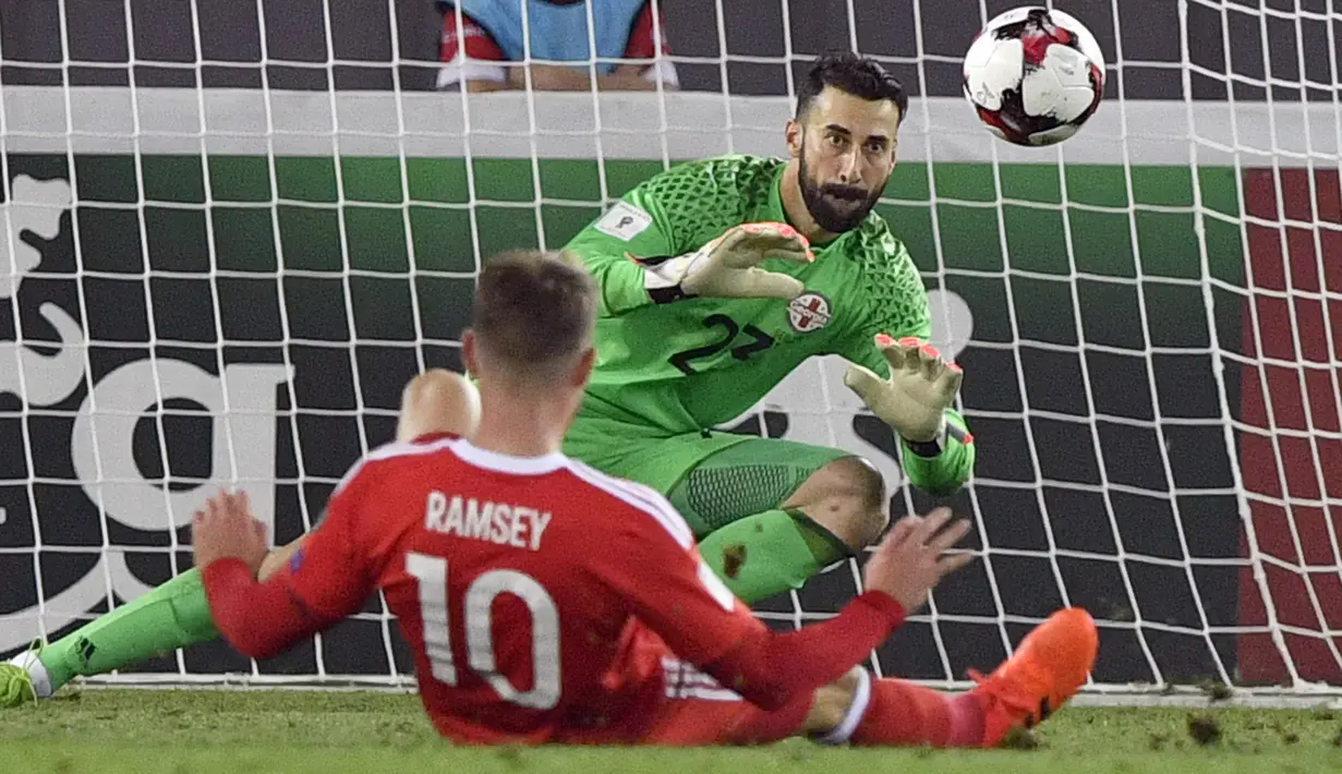 Kiper Georgia, Giorgi Loria mengamankan sepakan pemain Wales, Aaron Ramsey pada kualifikasi Piala Dunia 2018 grup D di Boris Paichadze Dinamo Arena, Tbilisi (06/10/2017). Wales menang 1-0. (AFP/Alexander Nemenov)