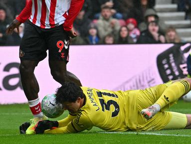 Penampilan apik ditunjukkan kiper Manchester United, Senne Lammens saat bertandang ke markas Sunderland dalam laga lanjutan Liga Inggris 2025/2026, Sabtu (09/05/2026) waktu setempat. (AFP/Andy Buchanan)