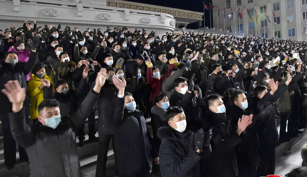 Warga Pyongyang menonton kembang api selama perayaan 80 tahun kelahiran Kim Jong Il, di Pyongyang (16/2/2022). Ulang tahun Kim Jong Il merupakan hari libur besar yang disebut Hari Bintang Cemerlang di Korea Utara. (AFP/KCNA Via KNS/STR)