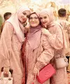 Zaskia dan Shireen pun kompak membawa tas Dior. Sedangkan sang ibunda membawa sling bag merah dari Gucci. [@shireensungkar]