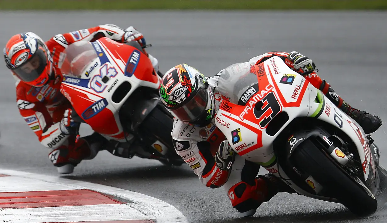 Pembalap Pramac Rancing, Danilo Petrucci (kanan) beradu cepat dengan pembalap Ducati,  Andrea Dovizioso selama Grand Prix Inggris di sirkuit Silverstone (30/8/2015). Valentino Rossi finis pertama di seri ke-12 ini. (REUTERS/Darren Staples)