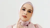 "Sampai ada beberapa tawaran waktu itu film apa. 'Buka ya hijabnya'. Nggak tahu kenapa, kayak nggak bisa aku harus tetap pakai hijab. 'Yaudah pakai ninja, kita pakaikan wig'. Ya aku jawab nggak bisa aku, kalau mau pakai hijab'," cerita Cut Meyriska. 
 (Instagram/cutratumeyriska)