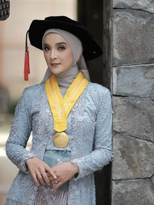 Saat wisuda, Nabila memilih mengenakan kebaya panjang brokat warna baby blue serasi dengan obi dan kain batik sebagai bawahannya. [Instagram/nabilaishma]