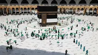 Jemaah mengelilingi Kabah pada awal musim haji di Masjidil Haram, Mekkah, Arab Saudi, Sabtu (17/7/2021). Jemaah haji 2021 sudah memulai rangkaian ibadah. (FAYEZ NURELDINE/AFP)