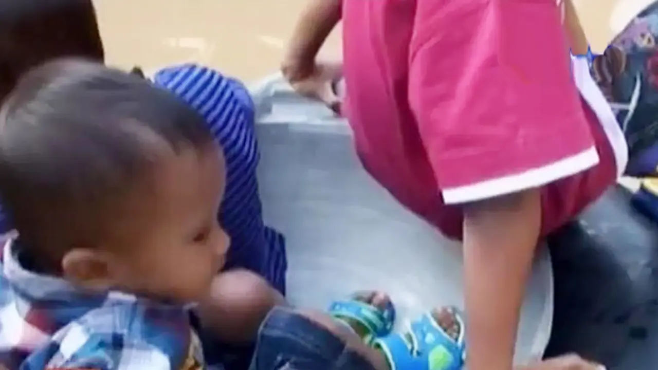 VIDEO: Kelangkaan Perahu, Korban Banjir Gunakan Wajan