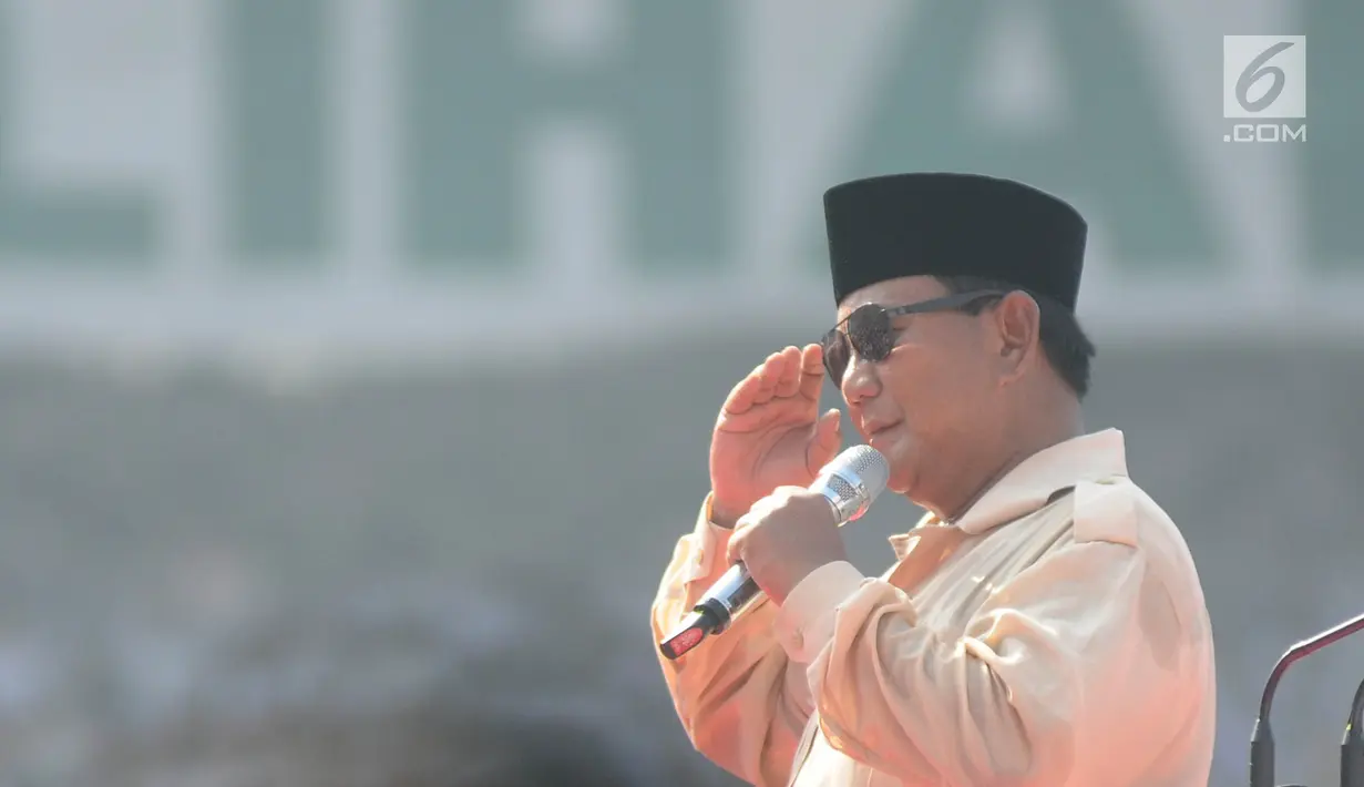 Calon Presiden nomor urut 02 Prabowo Subianto menyampaikan orasi politiknya dalam kampanye akbar Prabowo-Sandi di Stadion Utama Gelora Bung Karno (SUGBK), Jakarta, Minggu (7/4). Kampanye akbar Prabowo-Sandi diawali dengan salat tahajud dan salat subuh berjamaah. (Liputan6.com/Herman Zakharia)