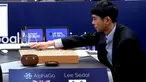 Pemain Go profesional, Lee Sedol saat meletakkan batu pertama saat melawan AlphaGo pada pertandingan ketiga di Seoul , Korea Selatan, (12/3). AlphaGo merupakan program kecerdasan buatan yang diciptakan Google. (REUTERS / Google / Yonhap)