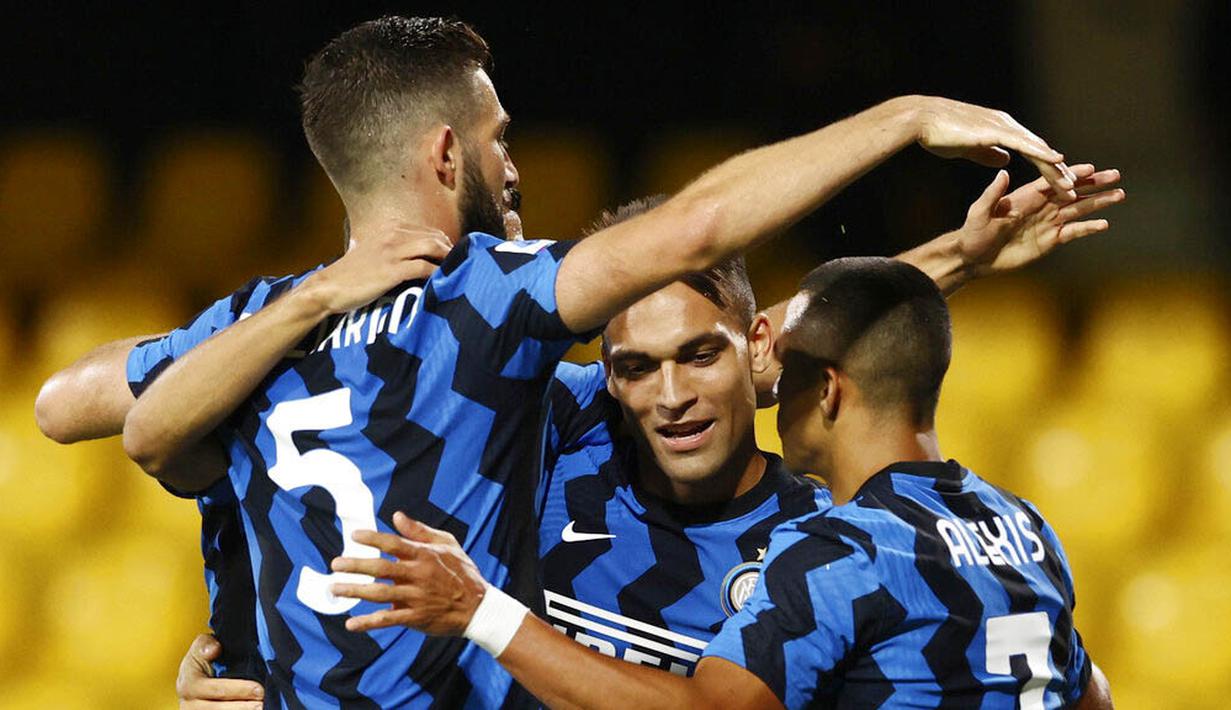 Para pemain Inter Milan merayakan gol yang dicetak oleh Lautaro Martinez ke gawang Benevento pada laga Liga Italia di Stadion Ciro Vigorito, Rabu (30/9/2020). Inter Milan menang dengan skor 5-2. (Alessandro Garofalo/LaPresse via AP)