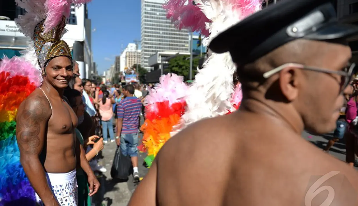  Para peserta Parade Gay larut dalam kegembiraan, Sao Paulo, Brasil, Minggu (4/5/2014)(AFP Photo/Nelson Almeida).