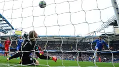 Diego Costa (kanan) melepaskan tembakan yang berbuah gol ke gawang Leicester City saat di jaga Kasper Schmeichel pada laga Premier League pekan ke-8 di Stamford Bridge, London, (15/10/2016). (AFP/Glyn Kirk)