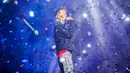 Pendiri dan ketua eksekutif Alibaba Group, Jack Ma menyanyikan sebuah lagu saat Festival Musik Yunqi di Hangzhou, China (11/10). Jack Ma tampil dengan mengenakan kaos dipadu dengan jaket denim. (AFP Photo/STR/China Out)