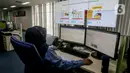 Petugas memantau penyebaran virus corona (COVID-19) di Dinas Kesehatan DKI Jakarta, Senin (9/3/2020). Dari 3.580 orang yang menghubungi Posko COVID-19 DKI Jakarta, ada 64 kasus kategori Orang Dalam Pantauan (ODP) dan 56 Pasien Dalam Pengawasan (PDP). (Liputan6.com/Faizal Fanani)