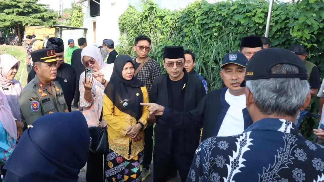 Wakil Walikota Depok, Chandra Rahmansyah memberikan arahan ke sejumlah Kepala OPD terkait penanganan Situ Pangarengan, Sukmajaya, Depok.