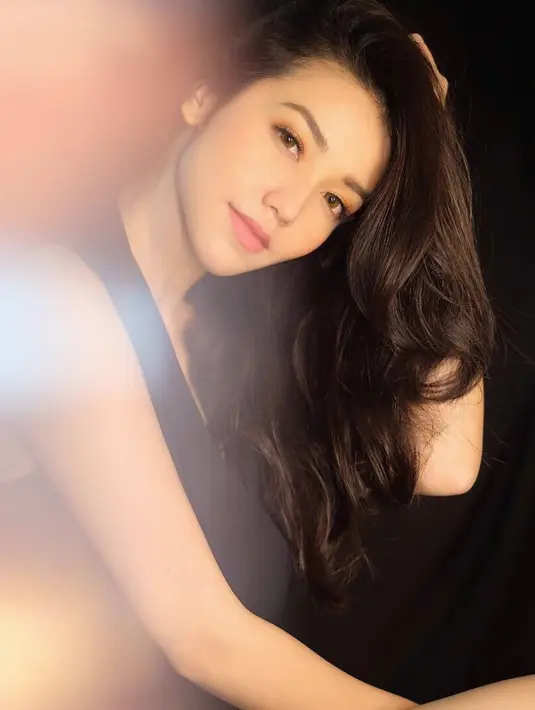 Velove Vexia beberapa kali mengunggah foto saat dirinya tampil menggunakan simpel dress. Meski menggunakan simpel dress, Velove tampil flawless dengan makeup natural dan tatanan rambut sederhana yang membuatnya terlihat semakin manis. (Liputan6.com/IG/@vaelovexia)