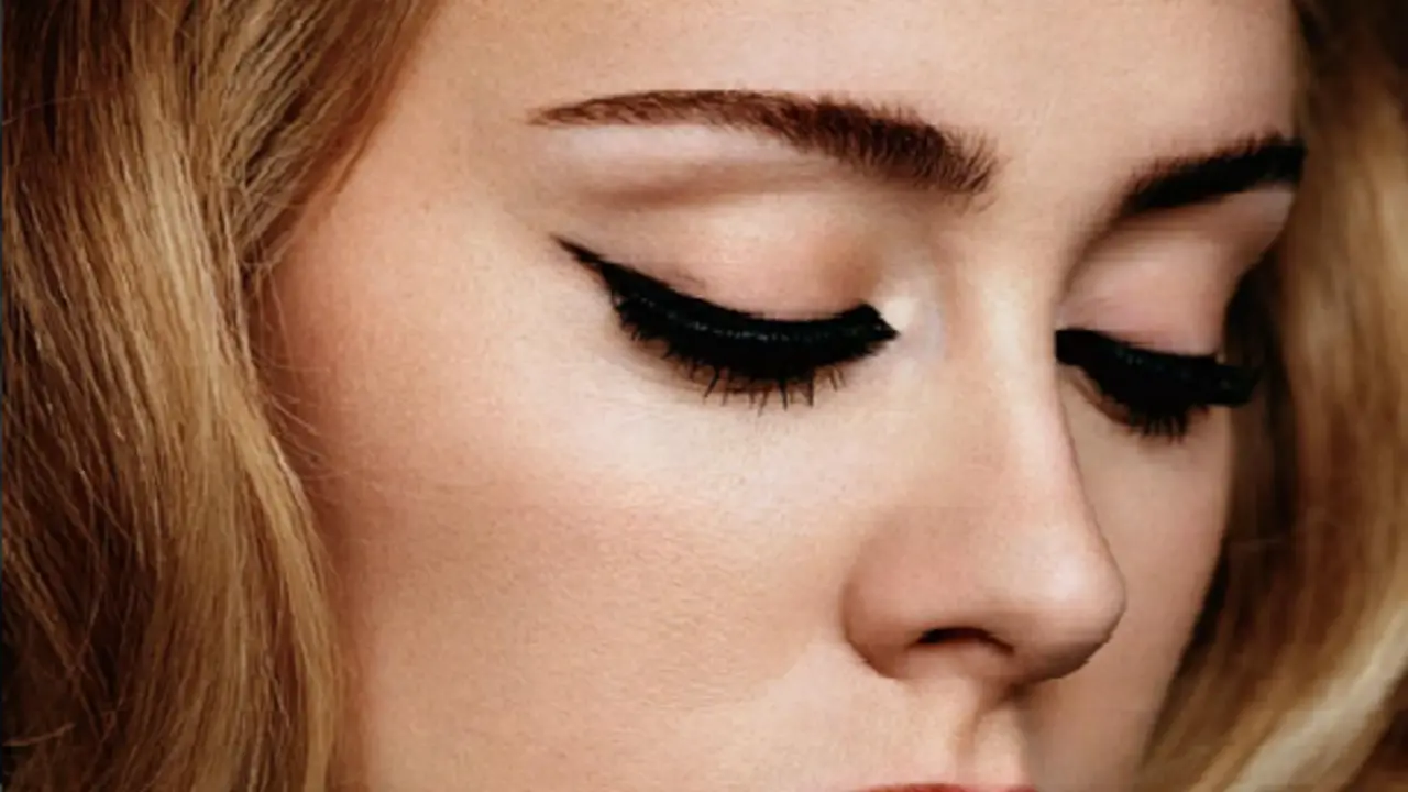 Mata kucing Adele dalam Hello