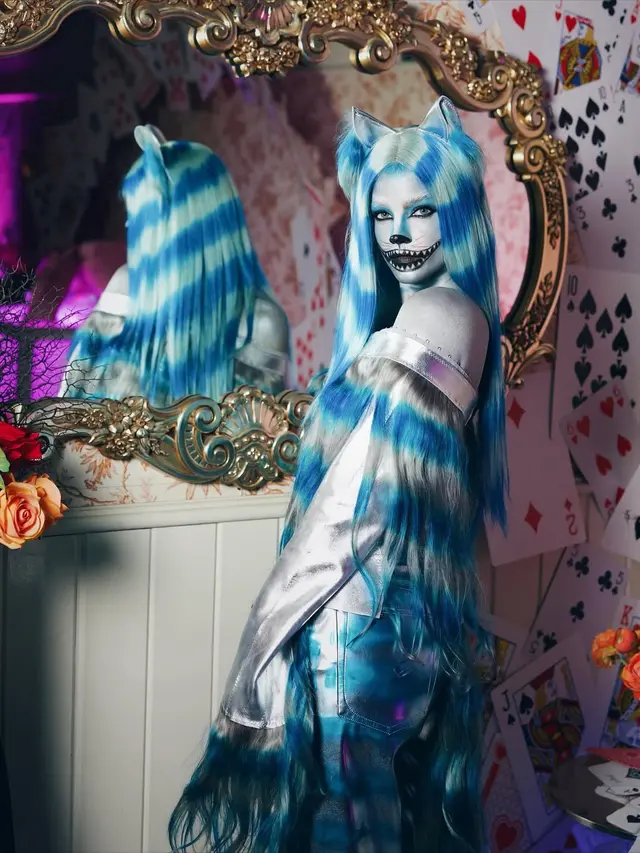 Halloween Belum Berakhir, Gaya Totalitas Barbara Palvin Cosplay ala Karakter Kucing Alice In The Wonderland